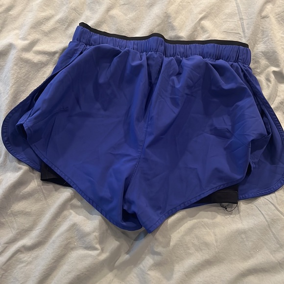 Nike dri fit shorts with hidden pockets and built in spandex - Picture 4 of 7